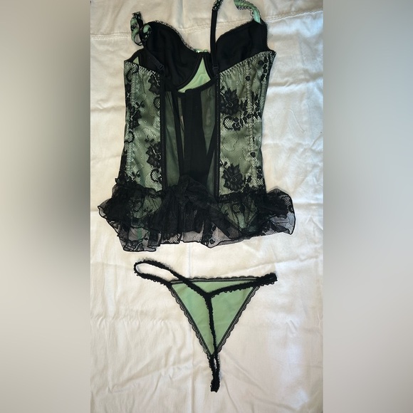 Green lace corset top and matching G-string size 34 - Picture 2 of 4